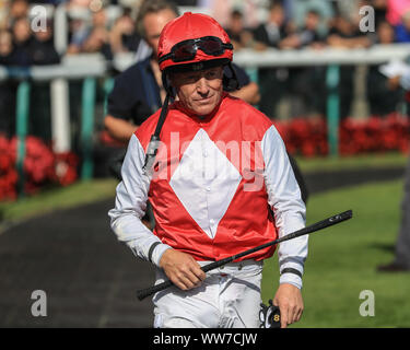 11 septembre 2019, l'Hippodrome de Doncaster, Doncaster, Angleterre ; William Hill St Leger Festival - DC Training & Development Services Ltd Leger Bug Day, 3:30 Leger Stakes Mondialiste Légendes classés ; Kieren Fallon promenades à la scène pour la photo de groupe d'avant-course Banque D'Images