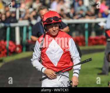 11 septembre 2019, l'Hippodrome de Doncaster, Doncaster, Angleterre ; William Hill St Leger Festival - DC Training & Development Services Ltd Leger Bug Day, 3:30 Leger Stakes Mondialiste Légendes classés ; Kieren Fallon promenades à la scène pour la photo de groupe d'avant-course Banque D'Images