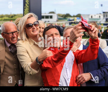 11 septembre 2019, l'Hippodrome de Doncaster, Doncaster, Angleterre ; William Hill St Leger Festival - DC Training & Development Services Ltd Leger Bug Day, 3:30 Leger Stakes Mondialiste Légendes classés ; Frankie Dettori prend un avec ses fans selfies Banque D'Images