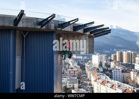 Grimpeur escalade la façade de la tour de chirurgie clinique d'Innsbruck, Tyrol, Autriche Banque D'Images