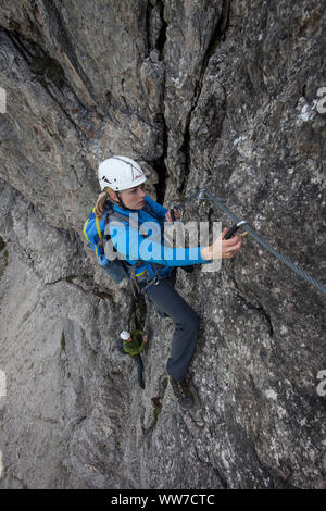 Escalade sur la via ferrata à Lachenspitze, Tannheimertal, Tyrol, Autriche Banque D'Images