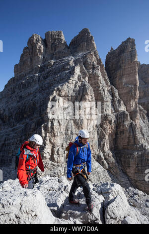 Mountaineer dans les Dolomites de Brenta sur le chemin de refuge Tuckett, Madonna di Campiglio, Trentino, en Italie Banque D'Images