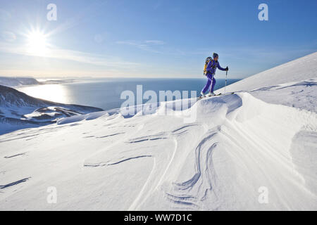 Mountaineer sur ski à Akureyri, Fjord (EyjafjÃ rdur, Nordland, Islande Banque D'Images