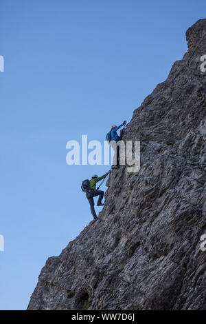 Grimpeur sur la via ferrata à Lachenspitze, Tannheimertal, Tyrol, Autriche Banque D'Images