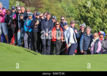 Gleneagles, UK. 13 Sep, 2019. ANNA NORDQVIST et CAROLINE HEDWALL (Europe) a joué contre ALLY McDONALD et ANGEL YIN (USA) sur le cours du Centenaire de l'ACGP à Gleneagles dans le 'fourballs vendredi après-midi. Le jeu fini à la 13e quand USA - McDonald et Yin -gagnés par 7 et 5. Anna Nordqvist jouant une puce tourné du côté du 13ème green et jouer pour garder le match aller : Crédit Findlay/Alamy Live News Banque D'Images