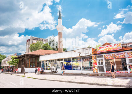 Kazanlak, Bulgarie - 19 juin 2019 : panorama de la ville de Kazanlak avec des personnes, des boutiques et de la mosquée Banque D'Images