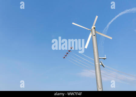 Les Snowbirds, l'Aviation royale du Canada, l'équipe de voltige de démonstration wows spectateurs à Niagara on the Lake, Ontario, Canada. Banque D'Images