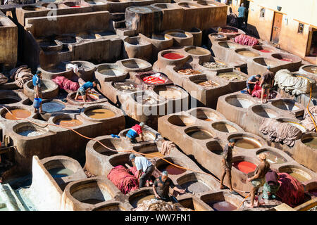 Maroc, Fès, Médina, Souk, Blida, quartier des tanneurs, cuves de couleur avec des couleurs naturelles, les travailleurs Banque D'Images