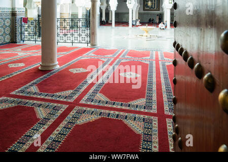 Maroc, Fès, Médina, souk, l'entrée d'une mosquée, tapis de prière Banque D'Images