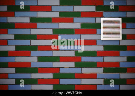 Une façade colorée de clinkers avec une grille de ventilation dans le mur, Banque D'Images