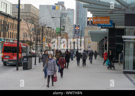 La rue Yonge à Toronto est dynamique et toujours très encombré avec les habitants et les touristes. Banque D'Images