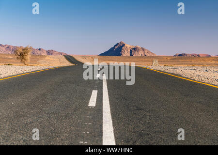 Route pavée, Namib-Naukluft National Park, Sesriem, Namibie Banque D'Images