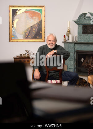 Dresde, Allemagne. 10 Sep, 2019. Singer Gunther Emmerlich est assis dans sa chambre sur une chaise dans le salon. Crédit : Robert Michael/dpa-Zentralbild/ZB/dpa/Alamy Live News Banque D'Images