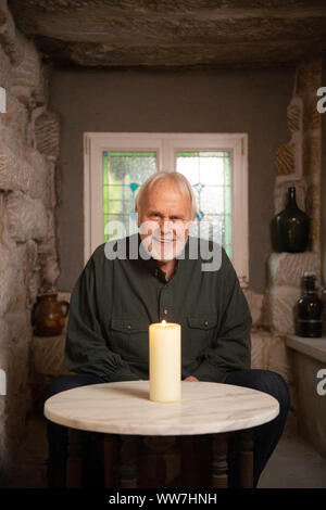 Dresde, Allemagne. 10 Sep, 2019. Singer Gunther Emmerlich est assis dans sa chambre dans la cave à vin. Crédit : Robert Michael/dpa-Zentralbild/ZB/dpa/Alamy Live News Banque D'Images