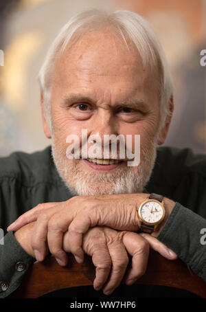 Dresde, Allemagne. 10 Sep, 2019. Singer Gunther Emmerlich est assis dans sa chambre sur une chaise dans le salon. Crédit : Robert Michael/dpa-Zentralbild/ZB/dpa/Alamy Live News Banque D'Images