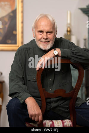 Dresde, Allemagne. 10 Sep, 2019. Singer Gunther Emmerlich est assis dans sa chambre sur une chaise dans le salon. Crédit : Robert Michael/dpa-Zentralbild/ZB/dpa/Alamy Live News Banque D'Images