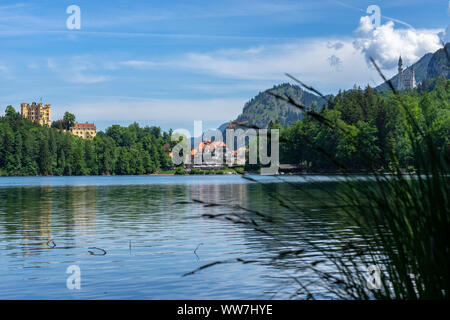 Allemagne, Bavière, AllgÃ FÃ¼ssen¤u,, vue sur l'Alpsee à Château de Hohenschwangau et château de Neuschwanstein Banque D'Images