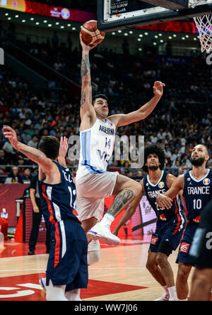 Gabriel Deck (Argentine) dunking vs. France. Coupe du monde de basket-ball FIBA Chine 2019, demi-finales Banque D'Images