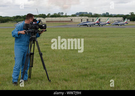 Cameraman vidéo de l'Armée de l'air italienne Frecce Tricolori enregistre l'équipe de voltige aérienne militaire à la performance de la riat Banque D'Images