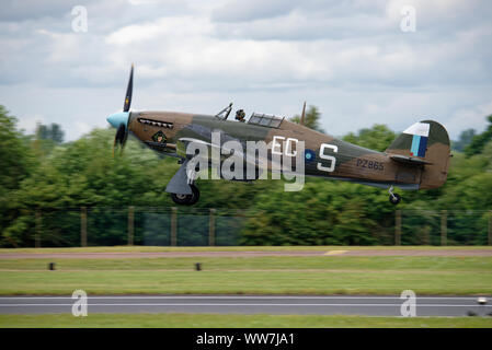 Royal Air Force britannique World War Two fighter PZ865 d'un Hawker Hurricane de la Battle of Britain Memorial Flight décolle à afficher pour l'RIAT Banque D'Images