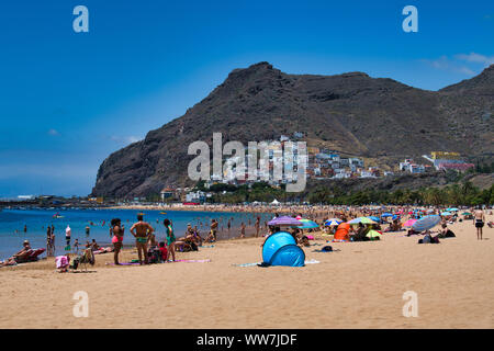 Les touristes sur la plage, Playa de Las Teresitas, El Roque, San AndrÃ©s, Tenerife, Canaries, Espagne Banque D'Images