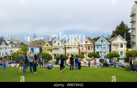 États-unis, Californie, Comté de San Francisco, Painted Ladies maisons de Steiner Street à l'Alamo Square Park Banque D'Images