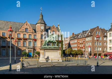 Allemagne, Hambourg, Düsseldorf, statue équestre Jan Wellem sur la place du marché en face de l'ancienne mairie Banque D'Images