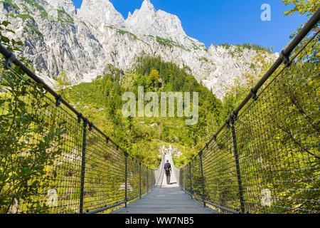 Berchtesgaden, Alpes, Ramsau, Klausbachtal, pont suspendu, randonneur Banque D'Images