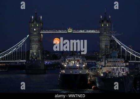 Londres, Royaume-Uni. 13 Sep, 2019. La pleine lune des moissons s'élève à travers le Tower Bridge, Londres, Angleterre. Credit : España/Alamy Live News Banque D'Images