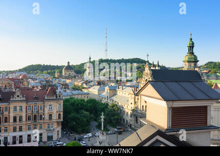 Lviv (Lemberg, Lwiw) : centre ville, la colline du château, ancienne église des Bernardins et l'église catholique romaine de saint André, aujourd'hui l'église catholique grecque Banque D'Images