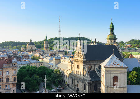 Lviv (Lemberg, Lwiw) : centre ville, la colline du château, ancienne église des Bernardins et l'église catholique romaine de saint André, aujourd'hui l'église catholique grecque Banque D'Images