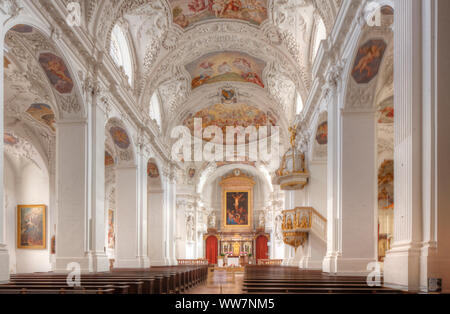 Vue intérieure avec choeur et fresques au plafond et de stuc, basilique Saint Quirin, monastère, château Tegernsee, Tegernsee, Bavière, Allemagne, Europe Banque D'Images