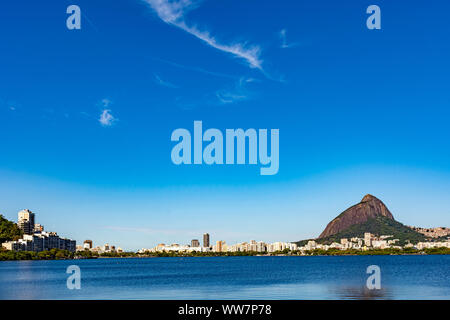 Rodrigo de Freitas lagoon avec les bâtiments d'Ipanema et Leblon sur la ville de Rio de Janeiro, deux frères Hill et pierre Gavea Banque D'Images