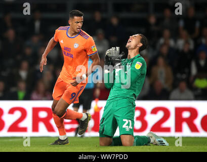 La ville de Cardiff Robert Glatzel (à gauche) célèbre marquant son but premier du côté du jeu de la mort place comme gardien de Derby County Kelle Roos ressemble déprimé au cours de la Sky Bet Championship match à Pride Park, Derby. Banque D'Images