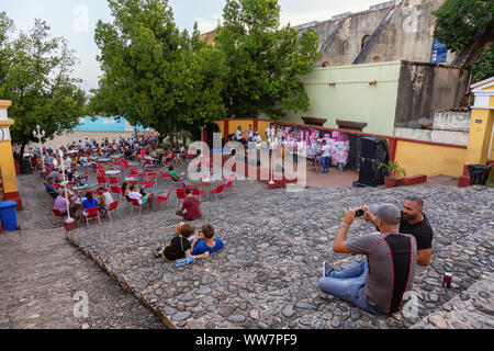 Trinidad, Cuba - 12 juin 2019 : les personnes bénéficiant d'un rendement dans les rues d'une petite ville de Cuba. Banque D'Images