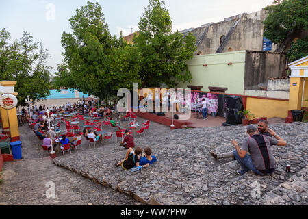 Trinidad, Cuba - 12 juin 2019 : les personnes bénéficiant d'un rendement dans les rues d'une petite ville de Cuba. Banque D'Images