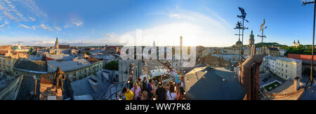 Lviv (Lemberg), Lwiw : Dim Lehend (Chambre des légendes), terrasse sur le toit, location de Trabant 601, bar, les toits de la vieille ville, les gens de , Lviv, Ukraine Banque D'Images