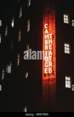 Londres, Royaume-Uni - 31 août 2019 : enseigne lumineuse sur façade de Cambridge Theatre sur sept cadrans, un des plus fameux sites touristiques ares Banque D'Images