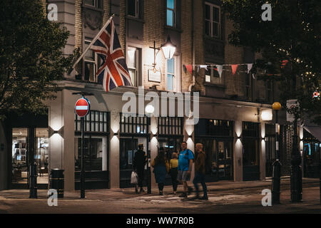 Londres, Royaume-Uni - 31 août 2019 : Union Jack flag sur un bâtiment à Seven Dials, Covent Garden, les personnes qui s'y passé la nuit. Covent Garden est Banque D'Images