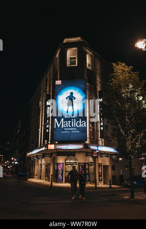 Londres, Royaume-Uni - 31 août 2019 : façade de Cambirdge Theatre sur sept cadrans, Londres, montrant encore de Matilda, de nuit, p Banque D'Images