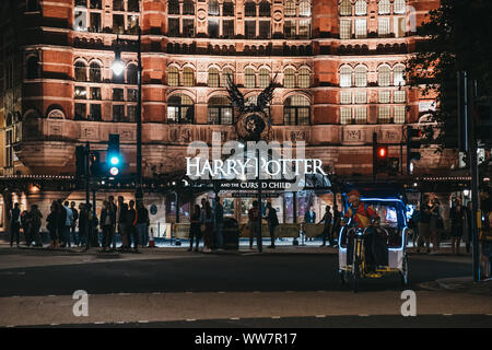 Londres, UK - Août 31,2019:pousse-pousse et les gens en face de Harry Potter et l'enfant maudit panneau à l'avant du Palace Theatre, Londres,la première de Banque D'Images