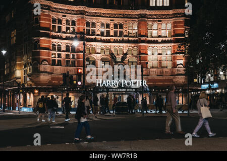 Londres, Royaume-Uni - 31 août 2019 : en face de Harry Potter et l'enfant maudit panneau à l'avant du Palace Theatre, Londres, le premier offi Banque D'Images