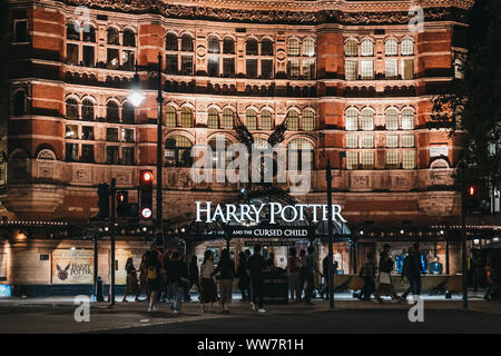 Londres, Royaume-Uni - 31 août 2019 : en face de Harry Potter et l'enfant maudit panneau à l'avant du Palace Theatre, Londres, le premier offi Banque D'Images