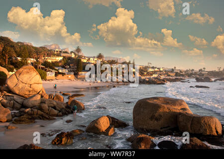 Vue sur la plage de la capitale législative d'Afrique du Sud, la ville pittoresque de Cape Town Banque D'Images