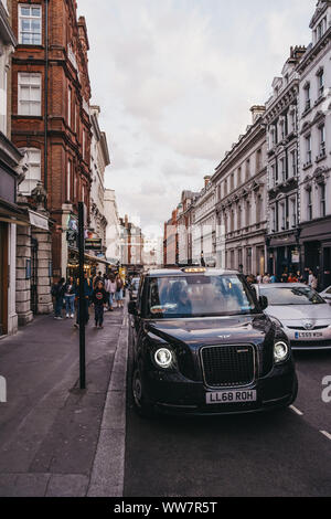 Londres, Royaume-Uni - 31 août 2019 : Electric LEVC TX London taxi noir dans une rue de Covent Garden, Londres. Des taxis sont une partie importante de Banque D'Images
