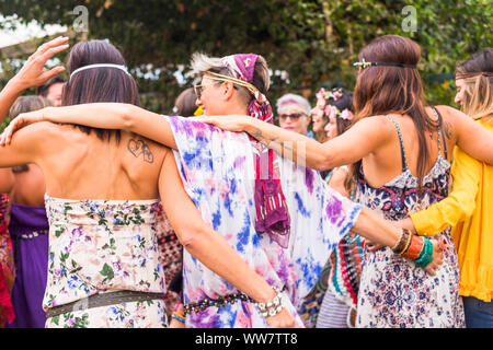 Les jeunes femmes et les filles dans l'amitié tous ensemble célébrer et s'amuser dans un lieu naturel bio. Sourires et rire pour le groupe de hippies personnes autre concept vie Banque D'Images