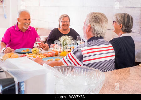 Amis de déjeuner ensemble à la maison des hommes et des femmes d'âge. boire du vin accueil durgina partie. amis forever concept Banque D'Images
