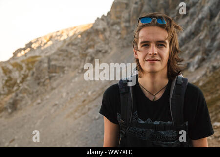 Jeune homme sur le chemin de la montagne bavaroise de Garmisch-Partenkirchen, à proximité Banque D'Images