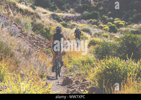 Deux vélos de montagne, un homme et une femme, sur un sentier en Espagne, Banque D'Images
