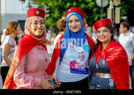 Tunis, Tunisie. 13 Sep, 2019. Les partisans de Abdelfattah Mourou, Vice-président du parti islamiste Ennahda et candidat pour les élections présidentielles à venir, prendre part à un événement de campagne dans la Rue Habib Bourguiba. Le premier tour des élections présidentielles aura lieu le 15 septembre 2019. Credit : Khaled Nasraoui/dpa/Alamy Live News Banque D'Images